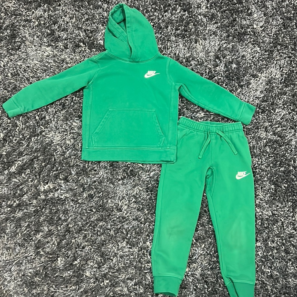 Kids Nike Club Sweatsuit sz 6/M